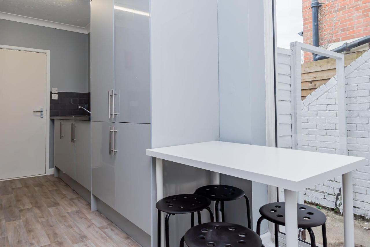 Shirley House 2, Self Catering Guest House, Self Check In, Smart Locks, 10 Min Walk To Southampton General, Aspire And Princess Anne Hospitals, Access To Fully Equipped Kitchen, Excellent Transport Links, Ideal For Longer Stays And Hospital Shifts Exteriér fotografie